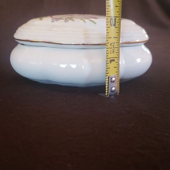 Vintage 1983 Avon "Memories... Are For Sharing" Porcelain Musical Trinket Box - Picture 10 of 15